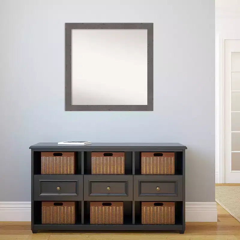Miroir mural étroit de salle de bain gris en planches rustiques non biseautées de 30 po x 30 po