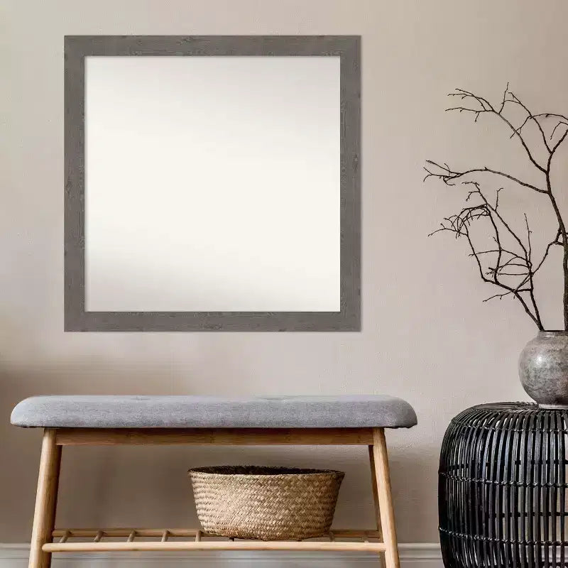 Miroir mural étroit de salle de bain gris en planches rustiques non biseautées de 30 po x 30 po