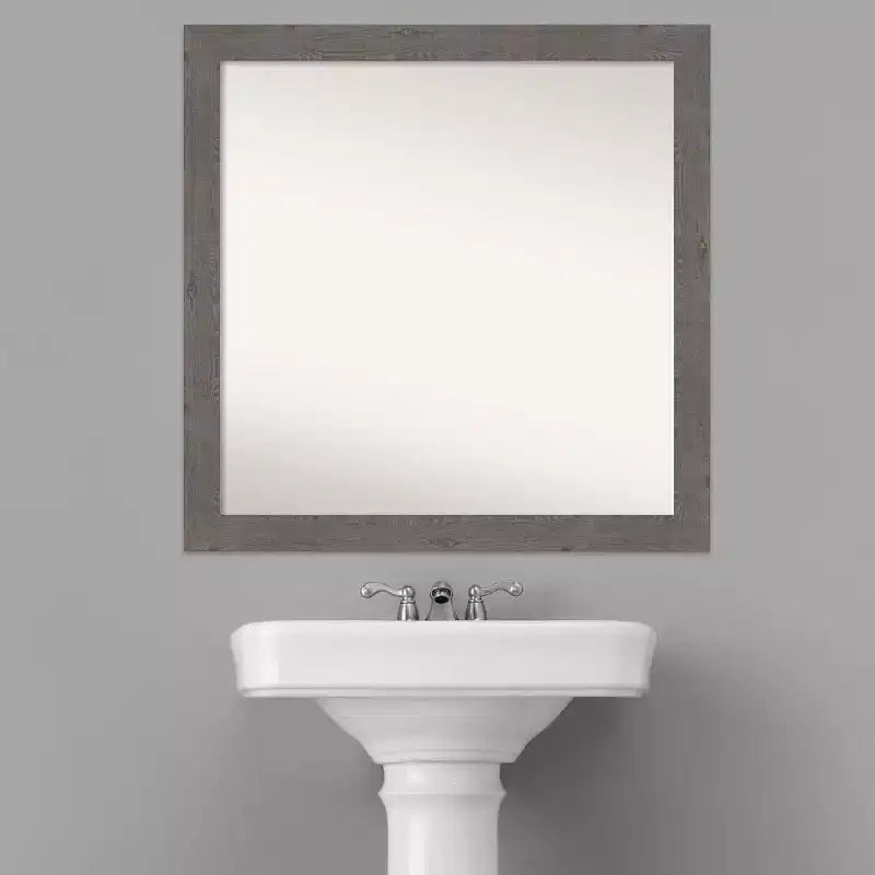 Miroir mural étroit de salle de bain gris en planches rustiques non biseautées de 30 po x 30 po