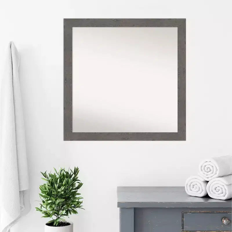 Miroir mural étroit de salle de bain gris en planches rustiques non biseautées de 30 po x 30 po