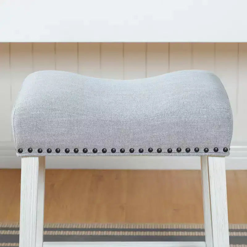 Tabourets rembourrés hauteur comptoir - Assise en selle, finition blanchie, tissu gris