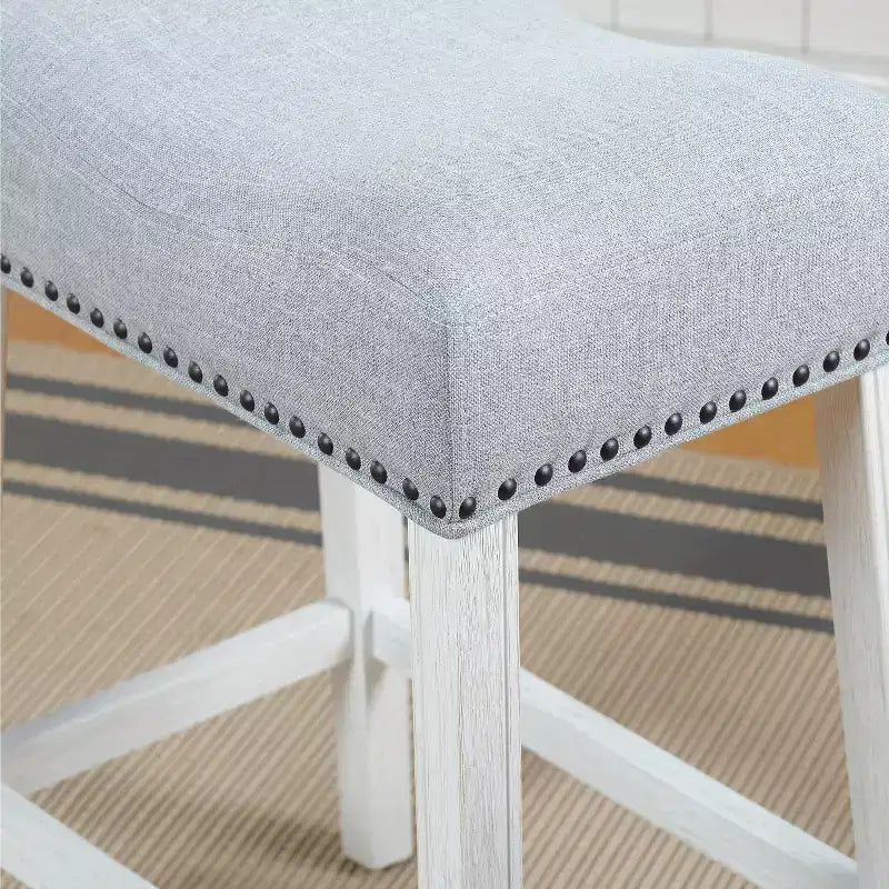 Tabourets rembourrés hauteur comptoir - Assise en selle, finition blanchie, tissu gris