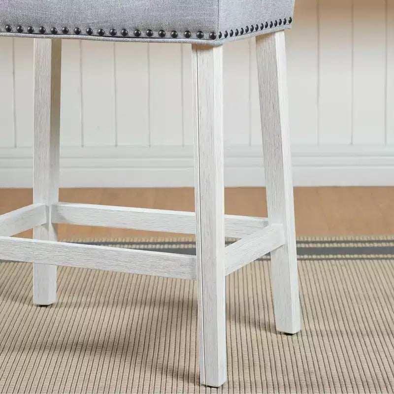 Tabourets rembourrés hauteur comptoir - Assise en selle, finition blanchie, tissu gris