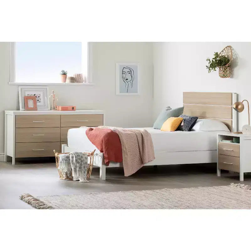 Tête de lit blanche et orme clair style minimaliste