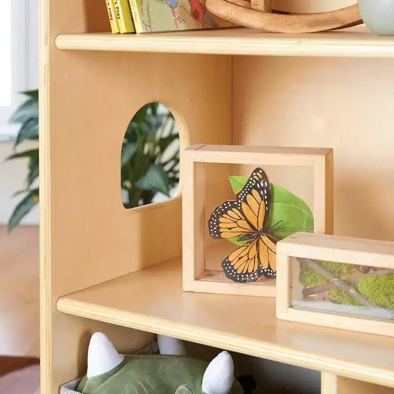 Étagère Bibliothèque Maison de Poupées : Meuble en bois pour le jeu d'imitation des enfants, pour salle de jeux et salle de classe, avec bacs pour jouets et poupées